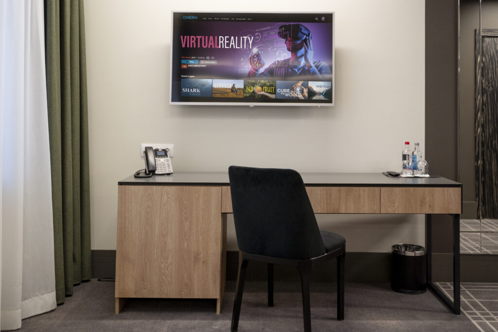 desk-with-chair-tv-hotel-room